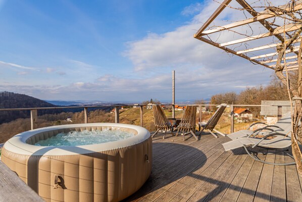 Outdoor spa tub