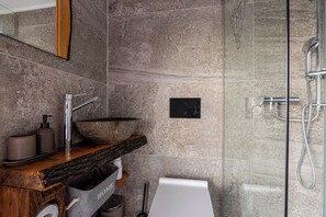 패밀리 하우스, 침실 1개, 산비탈 (Vineyard Cottage Sunny Hill) | 욕실 | 샤워 시설, 헤어드라이어, 타월, 비누