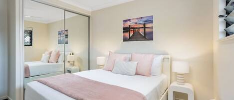 2 dormitorios, escritorio, tabla de planchar con plancha y cuna de viaje