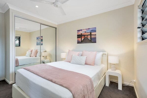 2 chambres, bureau, fer et planche à repasser, lit parapluie