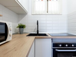 Réfrigérateur, micro-ondes, four, cafetière/bouilloire