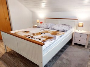 4 habitaciones, tabla de planchar con plancha y ropa de cama 