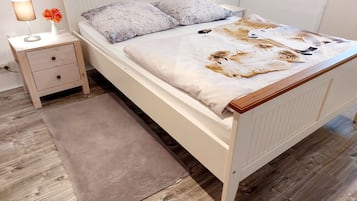 4 bedrooms, iron/ironing board, bed sheets