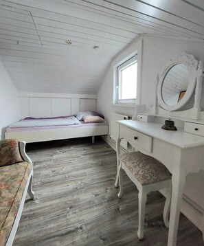 4 quartos, ferros/tábuas de passar roupa, roupa de cama