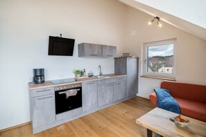 Fridge, oven, stovetop, dishwasher - Apartment 'View to Säntis' with Mountain View, Balcony and Wi-Fi (Horgenzell)