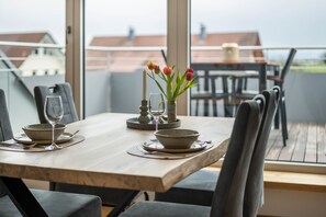 Outdoor dining - Apartment 'View to Säntis' with Mountain View, Balcony and Wi-Fi (Horgenzell)