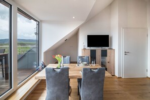 Dining - Apartment 'View to Säntis' with Mountain View, Balcony and Wi-Fi (Horgenzell)