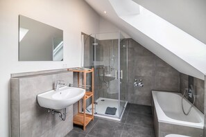 Een douche, een haardroger, handdoeken