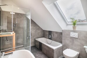 Shower, hair dryer, towels - Apartment 'View to Säntis' with Mountain View, Balcony and Wi-Fi (Horgenzell)