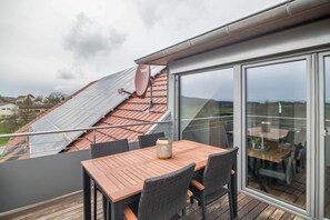 Outdoor dining - Apartment 'View to Säntis' with Mountain View, Balcony and Wi-Fi (Horgenzell)