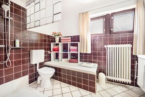 Shower, free toiletries, hair dryer, towels - Holiday Home 'Ferienwohnung Loy' with Private Terrace, Private Garden and Wi-Fi (Rastede)