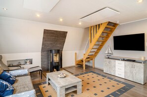 TV, fireplace, ping pong - Holiday Home 'Schmidt' with Private Terrace, Garden, Wi-Fi and Sauna (Südbrookmerland)