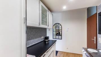 KĂŒhlschrank, Mikrowelle, Herdplatte, Wasserkocher mit Kaffee-/Teezubehör