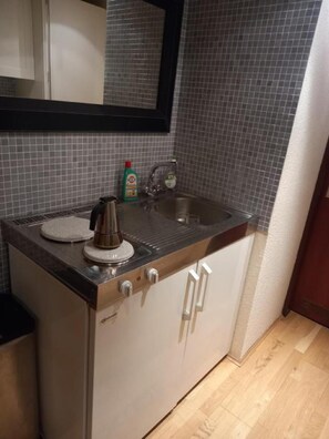 Geladeira, micro-ondas, cooktop, cafeteira/chaleira