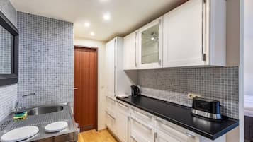 Fridge, microwave, stovetop, coffee/tea maker