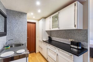 Fridge, microwave, stovetop, coffee/tea maker - Apartment 'Rheinapartment Dependance 8' with Balcony and Wi-Fi (Bad Hönningen)