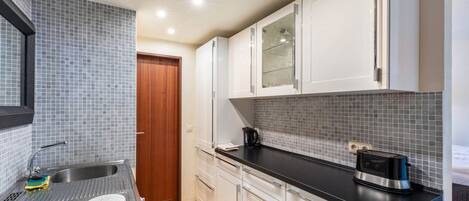 Réfrigérateur, micro-ondes, plaque de cuisson, cafetière/bouilloire