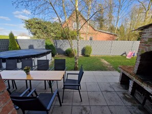 Outdoor dining - Holiday Home 'Ferienhaus Oase Balje' with Private Pool, Private Terrace and Wi-Fi (Balje)