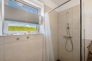 Shower, hair dryer, towels - Holiday Home 'Oase Balje' with Private Pool, Terrace, and Wi-Fi (Balje)
