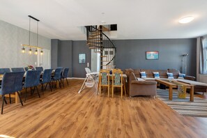 TV, fireplace - Holiday Home 'Oase Balje' with Private Pool, Terrace, and Wi-Fi (Balje)