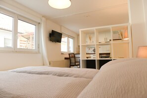 1 habitación, tabla de planchar con plancha, wifi gratis y ropa de cama 