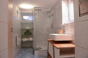 Douche, sèche-cheveux, serviettes fournies
