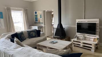 Shared Dormitory, 3 Bedrooms, Accessible, Smoking | Living area | Books