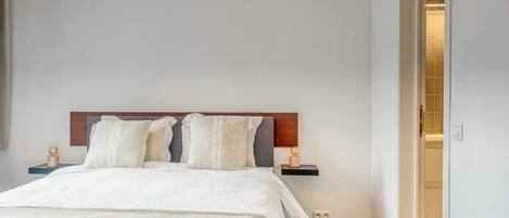 1 多间卧室、办公桌、WiFi、床单