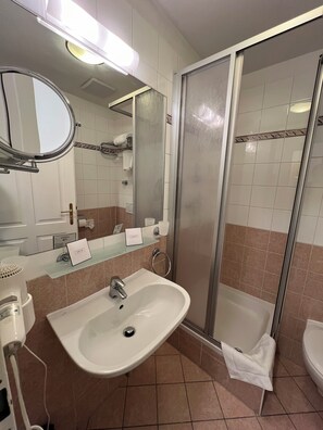 Habitación individual urbana | Baño | Regadera, amenidades de baño gratuitas, secadora de cabello, toallas 