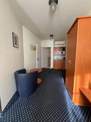 Caja de seguridad en la habitación y escritorio