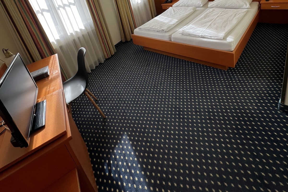 1 bilik tidur, peti besi dalam bilik, meja, ruang kerja komputer riba