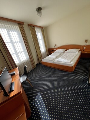 Caja de seguridad en la habitación y escritorio