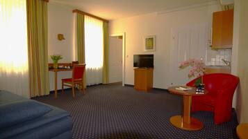 Standard-Suite | Zimmersafe, Schreibtisch, laptopgeeigneter Arbeitsplatz