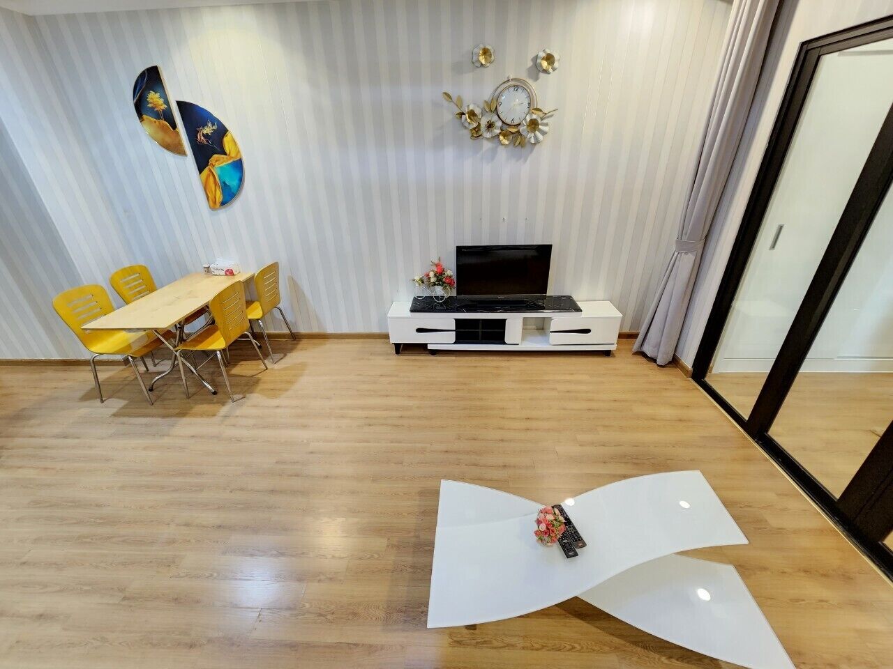 Classic Room | Living area | Flat-screen TV