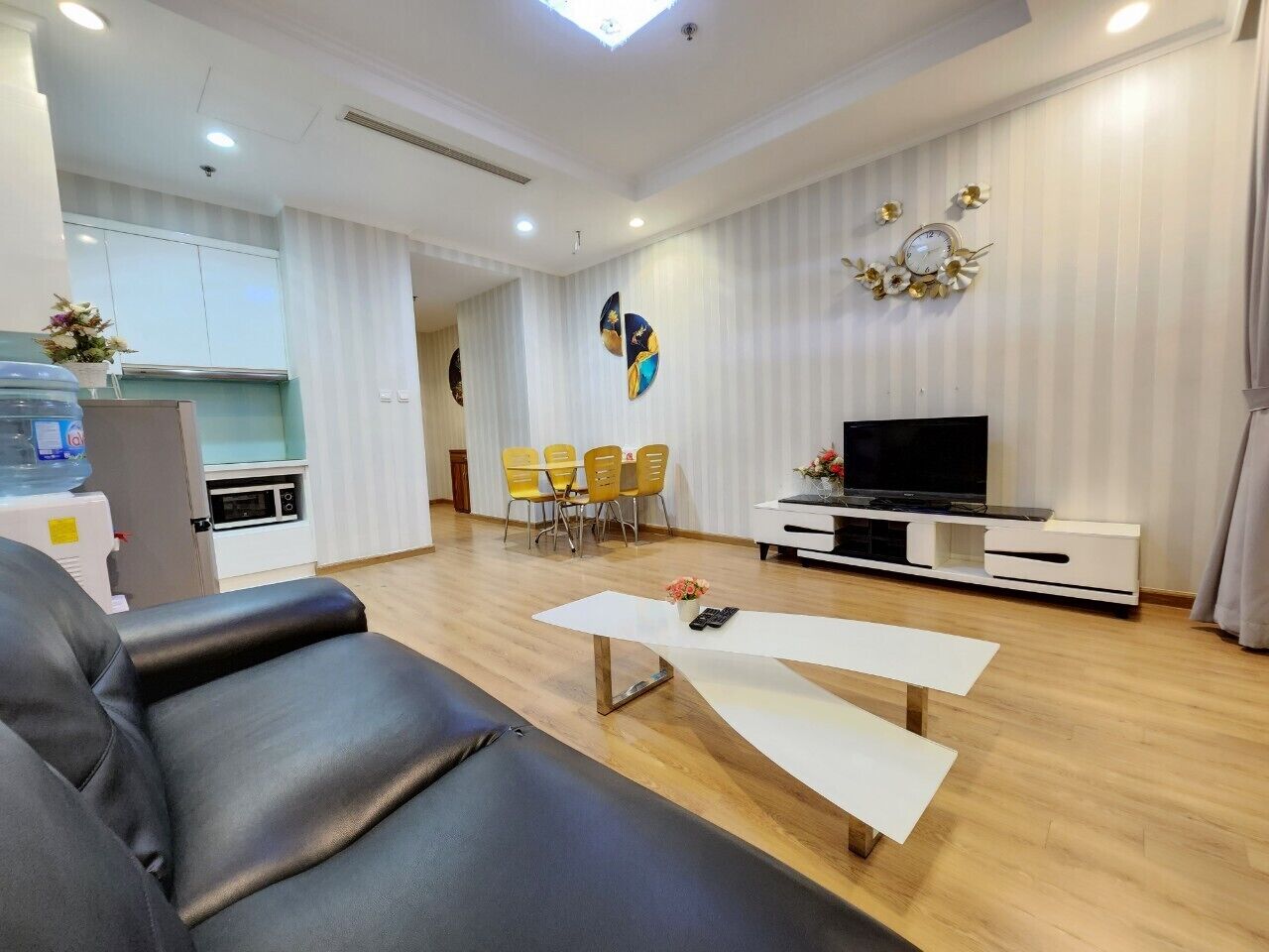 Habitación clásica | Área de sala de estar | Televisión de pantalla plana 