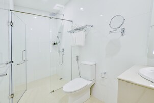 Quarto superior | Banheiro | Chuveiro, chuveiro com efeito de chuva, produtos de toalete grátis 