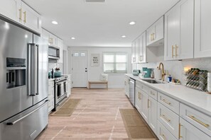 Fridge, microwave, oven, stovetop - NEW - Wine Down - Heated Pool & Beach (Jacksonville Beach)