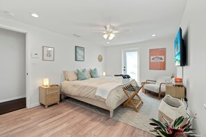 3 habitaciones, escritorio y tabla de planchar con plancha 
