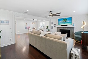 Smart TV, fireplace, ping pong, books - NEW - Wine Down - Heated Pool & Beach (Jacksonville Beach)