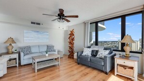 Una sala de estar moderna con sofá, mesa de centro y objetos decorativos.