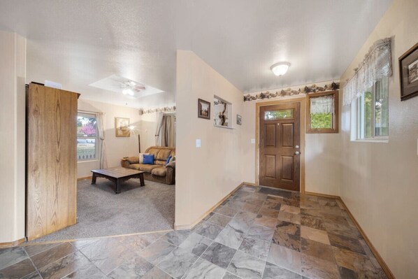 TV, video games, stereo - Travelers' Inn ~ Quiet Neighborhood Downtown (Coeur d'Alene)