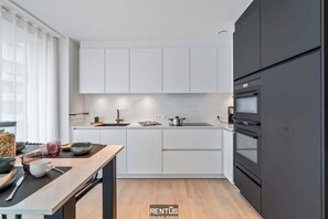 Køleskab, mikrobølgeovn, ovn, kogeplade