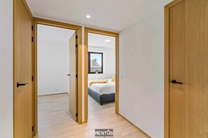 2 bedrooms, desk, soundproofing, WiFi