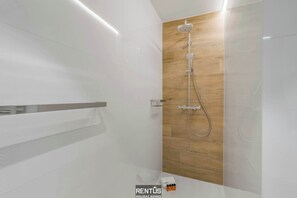 Dusche, kostenlose Toilettenartikel, Haartrockner, Handtücher