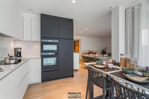 Geladeira, micro-ondas, fogão, cooktop