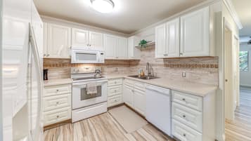 Fridge, microwave, stovetop, dishwasher