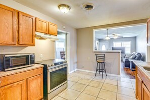 Fridge, microwave, oven, stovetop - Spacious Orange Rental ~ 3 Mi to Museums & Garden! (Orange)