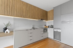 Fridge, microwave, stovetop, dishwasher