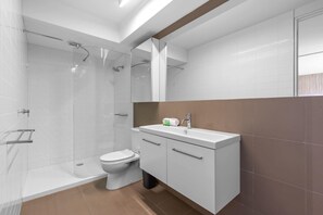 Douche, sèche-cheveux, serviettes fournies