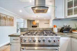 Réfrigérateur, micro-ondes, plaque de cuisson, lave-vaisselle